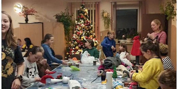 Rodzinne Warsztaty Ozdób Bożonarodzeniowych w Świetlicy Wiejskiej w Drozdowie